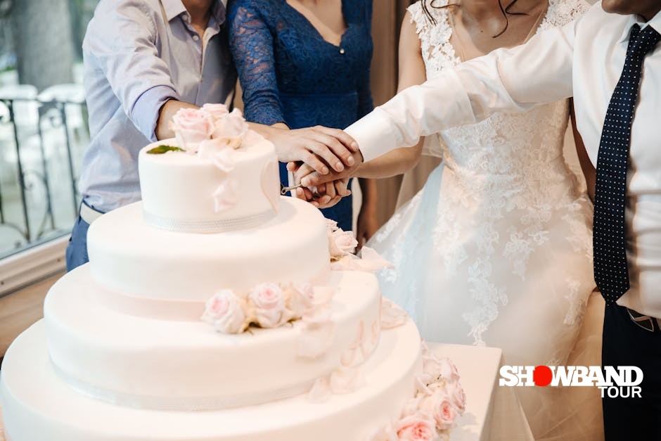 wedding cake cutting moments