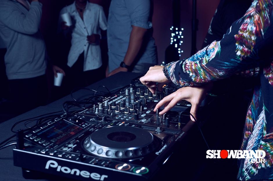 event planning with dj and live music